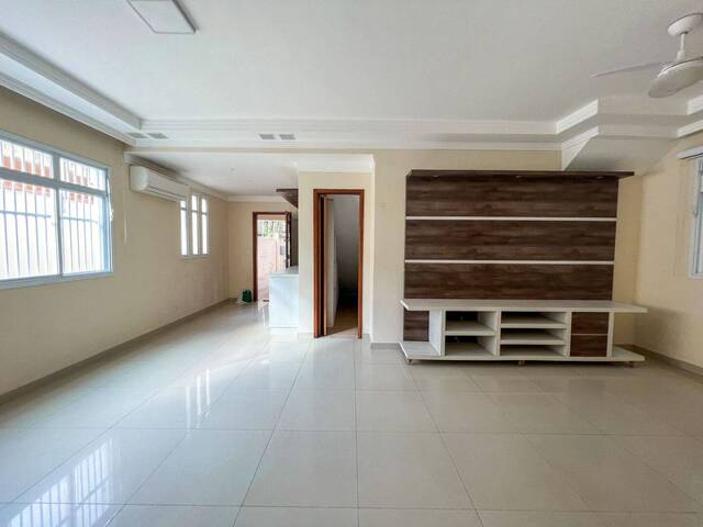 #CA0077 - Casa para Venda em Santos - SP - 2